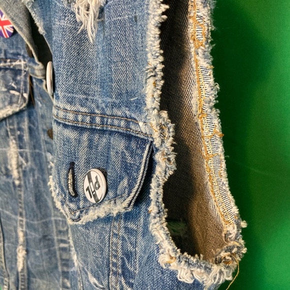 Levi’s Distressed Denim Vest - Picture 7 of 8